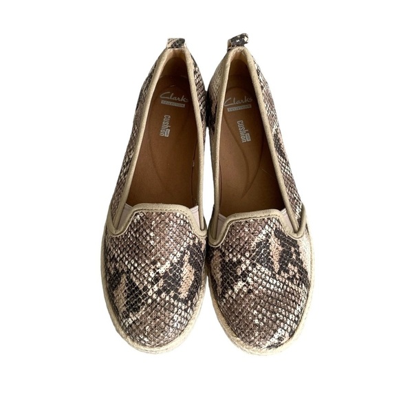CLARKS Collection Slip On Espadrilles Shoes Snake Print Tan Brown 8.5 - Picture 2 of 12